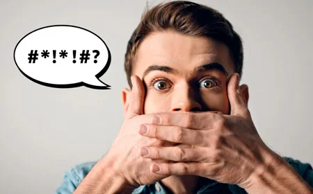 Мужчина закрыл рот рукой